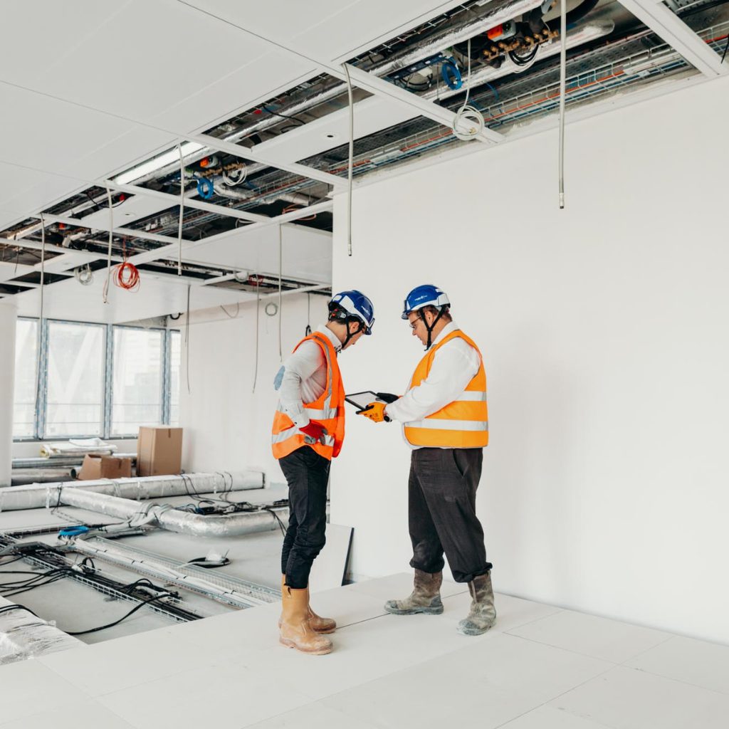 ouvrier sur un chantier btp suivi de chantier levée de réserve